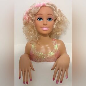 Mattel Just Play 2016 Barbie Styling Head with movable hands.